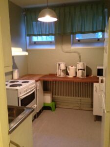 Köket, här finns spis, fläkt, mikro, kyl/frys och en bänkdiskmaskin.