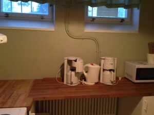 En bra arbetsbänk finns i köket och vattenkokare sam kaffebryggare med termosar.